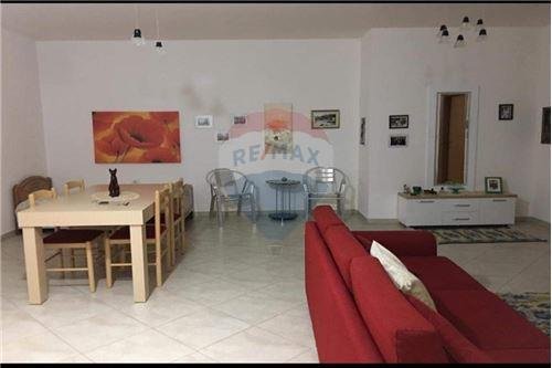 Vlore, shitet apartament 3+1 Kati 1, 120 m² 80.000 Euro (Qender prane xhamise)