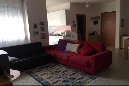Vlore, shitet apartament 3+1 Kati 1, 120 m² 80.000 Euro (Qender prane xhamise)