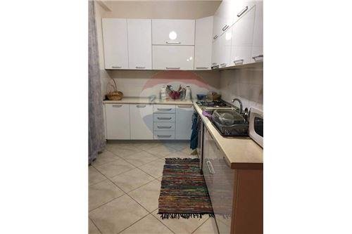 Vlore, shitet apartament 3+1 Kati 1, 120 m² 80.000 Euro (Qender prane xhamise)