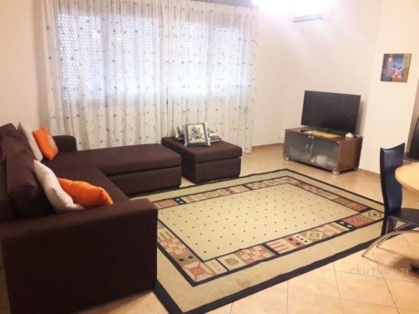 Tirane, jepet me qera apartament 2+1 Kati 8, 100 m² 700 Euro (Ish Blloku)