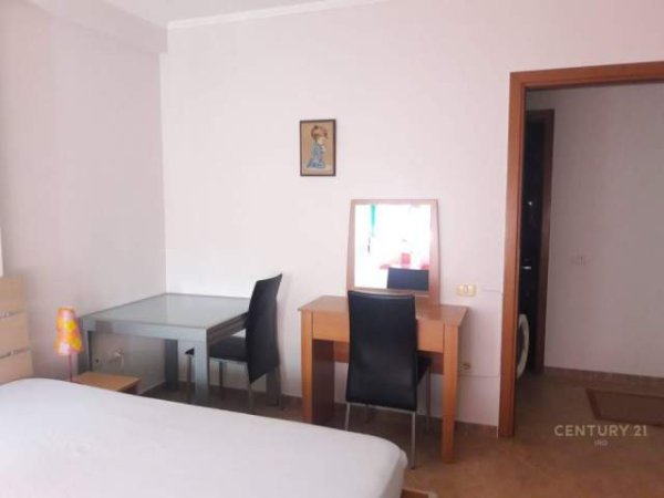 Tirane, jepet me qera apartament 2+1 Kati 8, 100 m² 700 Euro (Ish Blloku)