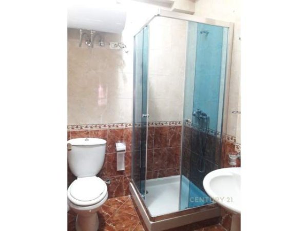 Tirane, jepet me qera apartament 2+1 Kati 8, 100 m² 700 Euro (Ish Blloku)