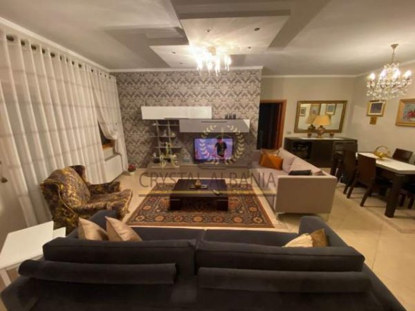 Tirane, jepet me qera apartament 3+1 Kati 9, 164 m² 1.200 Euro (Rr e Barrikadave)