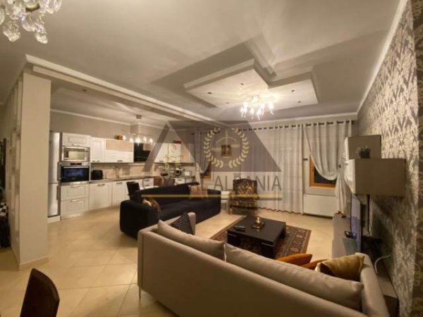 Tirane, jepet me qera apartament 3+1 Kati 9, 164 m² 1.200 Euro (Rr e Barrikadave)