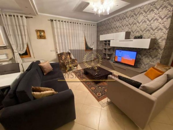 Tirane, jepet me qera apartament 3+1 Kati 9, 164 m² 1.200 Euro (Rr e Barrikadave)