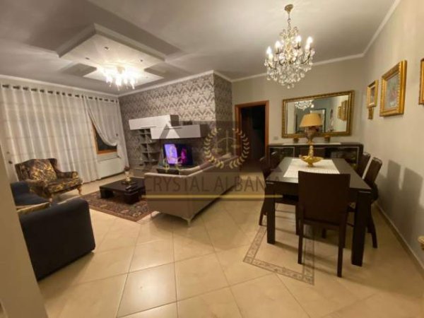 Tirane, jepet me qera apartament 3+1 Kati 9, 164 m² 1.200 Euro (Rr e Barrikadave)