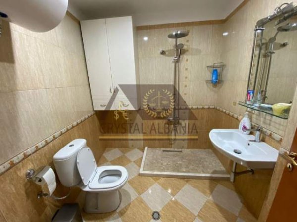 Tirane, jepet me qera apartament 3+1 Kati 9, 164 m² 1.200 Euro (Rr e Barrikadave)