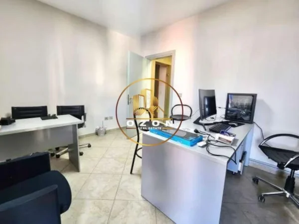 Zyra Me Qera 30 M2 Pranë Sheshit Wilson 350€!