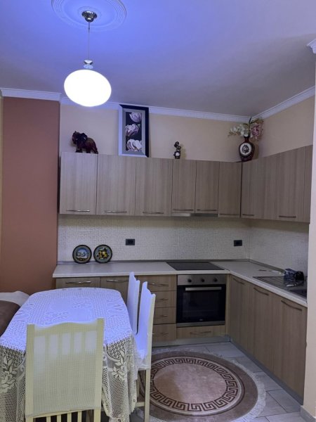 Jepet me qera apartament 2+1 ,Kopeshti Botanik , rruga Selite e Vjeter 500 euro