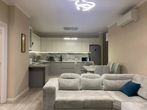 Kompleksi Golden Park, Afer Spitalit Amerikan 3