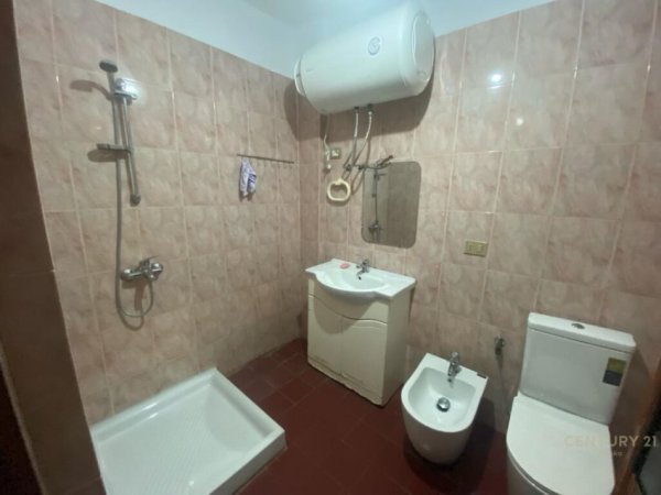 Shitet apartament 1+1 te Restorant Durresi