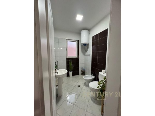 SHITET APARTAMENT 2+1 PRANE XHAMISE TE KOPSHTI BOTANIK