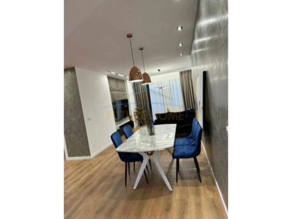 Shitet, Apartament 2+1, Komuna e Parisit, mbi Kristal Center.