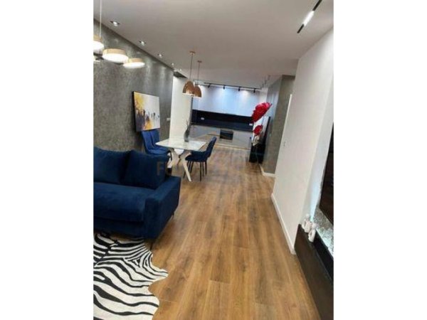 Shitet, Apartament 2+1, Komuna e Parisit, mbi Kristal Center.