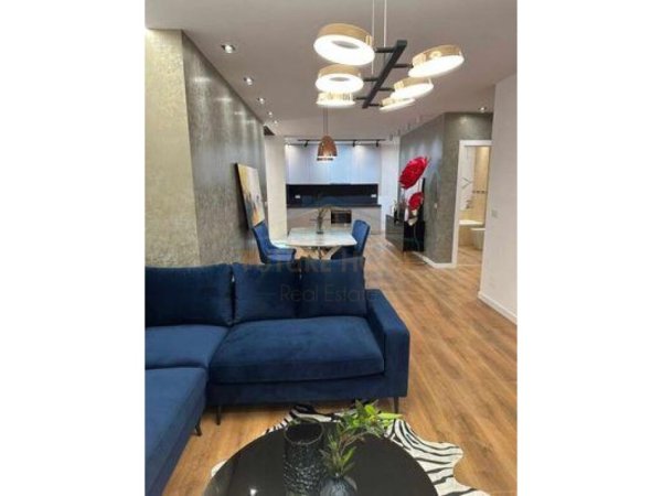 Shitet, Apartament 2+1, Komuna e Parisit, mbi Kristal Center.