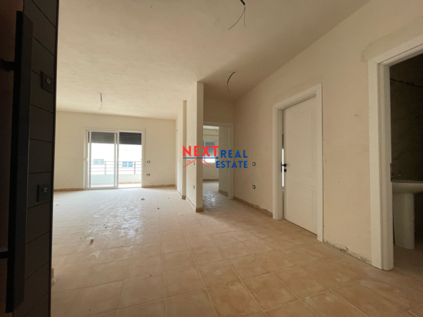 SHITET APARTAMENT 2+1 ME PAMJE DETI NE LUNGOMARE, VLORE