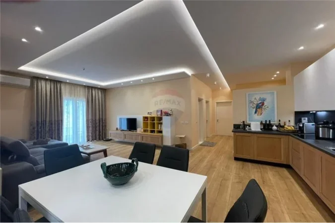 Super Apartament 2+1+2 per shitje tek Liqeni Thate