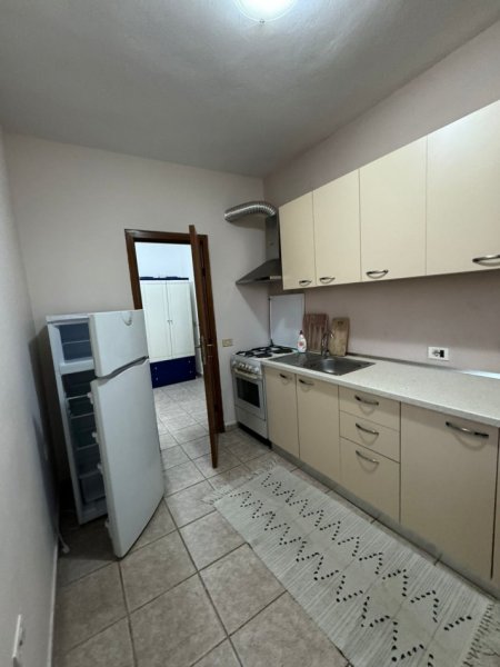 Jepet me qera apartament 1+1  Rruga Fortuzi , prapa ministrise se drejtesise  400 euro