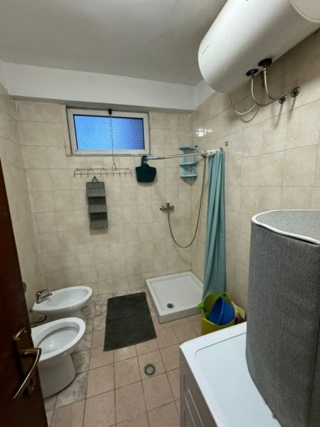 Jepet me qera apartament 1+1  Rruga Fortuzi , prapa ministrise se drejtesise  400 euro