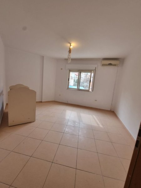 Shitet Apartament 2+1 
 ali dem