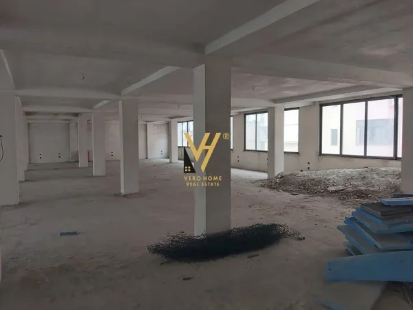 JEPET ME QERA AMBIENT KOMERCIAL 420 M2 TE IRFAN TOMINI 1.260 EURO