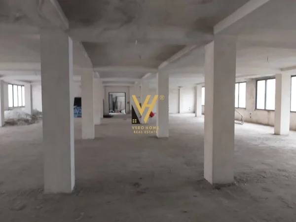 JEPET ME QERA AMBIENT KOMERCIAL 420 M2 TE IRFAN TOMINI 1.260 EURO