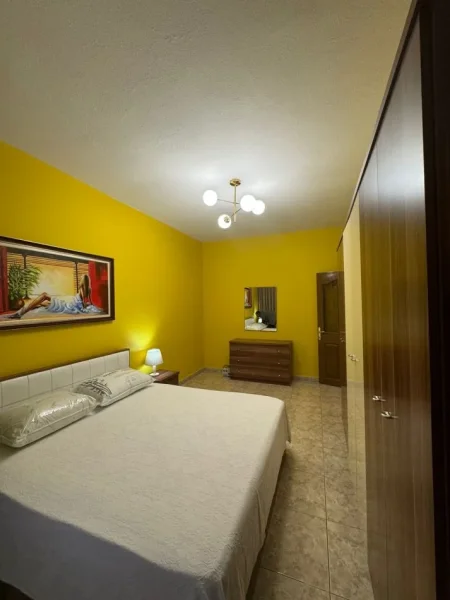 Jepet Shtepi  me qera,    ne Pallat i Ri 1+1     ID   11837