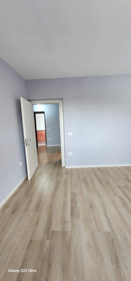 Jepet me qera Apartamenti 2+1 500 euro Bosh, Pazari i Ri prane Optika Roma.