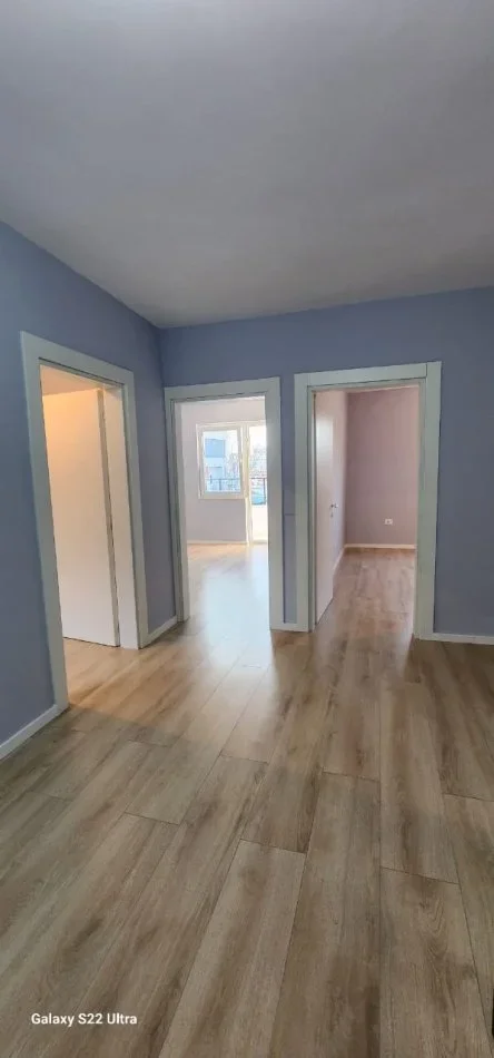 Jepet me qera Apartamenti 2+1 500 euro Bosh, Pazari i Ri prane Optika Roma.