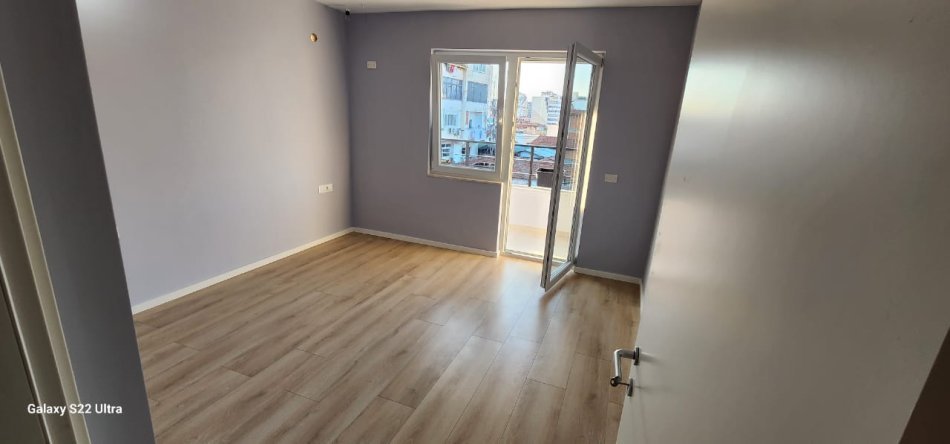 Jepet me qera Apartamenti 2+1 500 euro Bosh, Pazari i Ri prane Optika Roma.