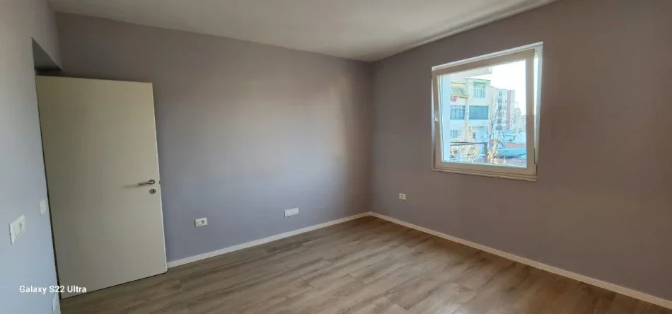 Jepet me qera Apartamenti 2+1 500 euro Bosh, Pazari i Ri prane Optika Roma.