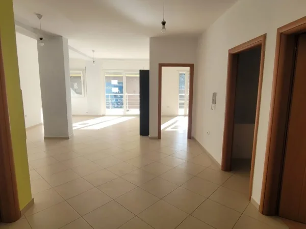 Jepet Shtepi  me qera,    ne Pallat i Ri 2+1  ID   11758