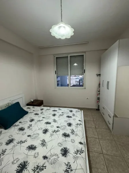 Jepet me qera apartament 1+1,Rruga Fortuzi , prapa ministrise se drejtesise 400 euro