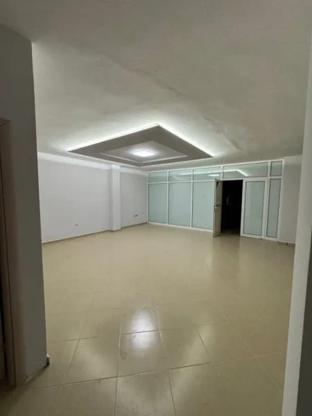 Qera- Ambient Komercial Fresk