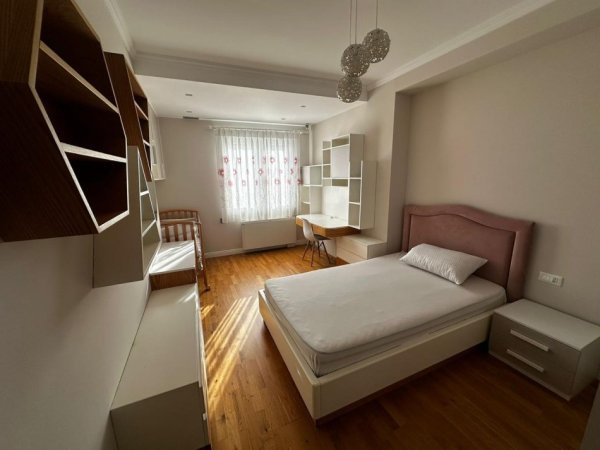 Apartament 3+1+2+2 Poste Parkimi me qera - Komuna e Parisit