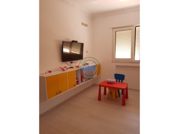 Shitet, Apartament 3+1+3 Ne Qender