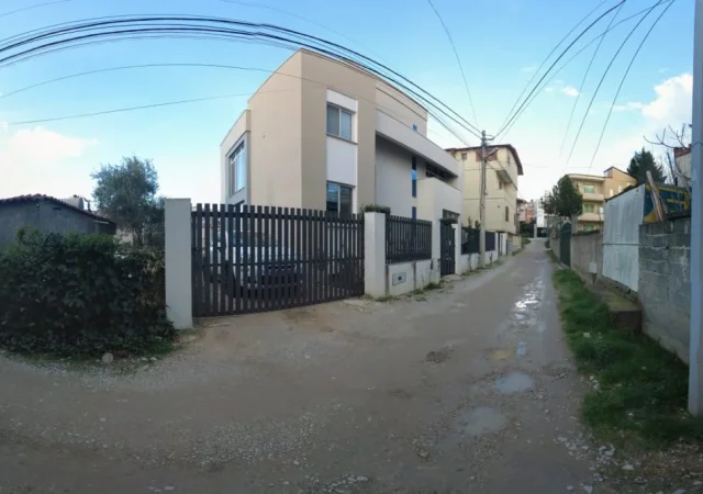 Vilë në shitje vetëm 10 min larg qëndrës së Tiranës