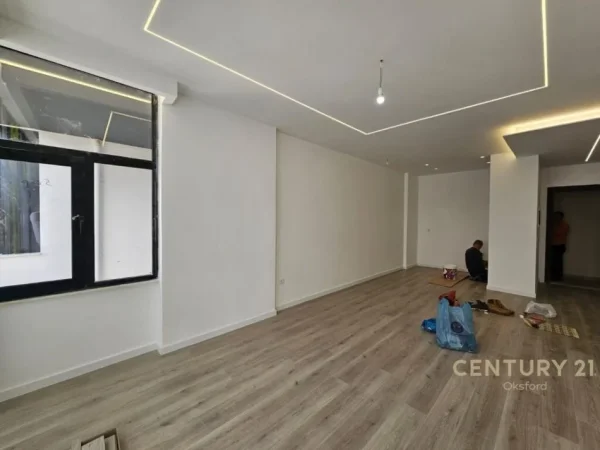 APARTAMENT PER SHITJE 1+1 TE SHKOLLA E BASHKUAR