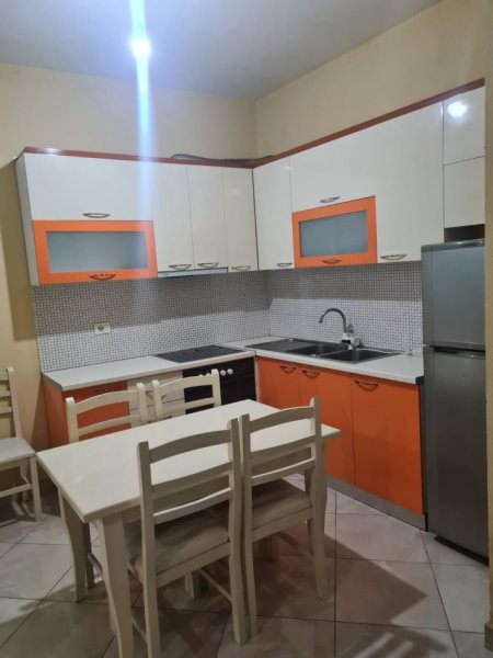 Jepet me qera apartamenti 1+1 350 mije leke , Laprake ( rr. Andon Mazreku) prane Spitalit Ushtarak.