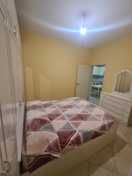 Jepet me qera apartamenti 1+1 350 mije leke , Laprake ( rr. Andon Mazreku) prane Spitalit Ushtarak.