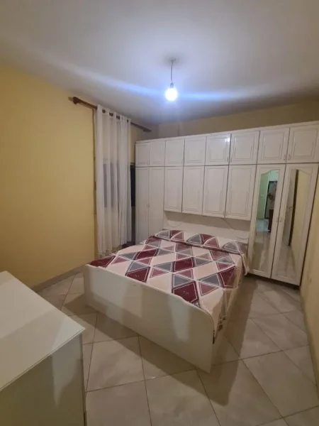 Jepet me qera apartamenti 1+1 350 mije leke , Laprake ( rr. Andon Mazreku) prane Spitalit Ushtarak.
