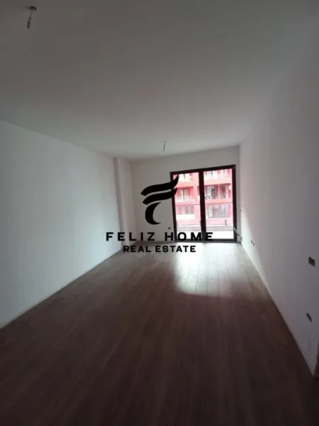 ZYRE ME QERA, FARMACIA 10,  600 EURO 113M2