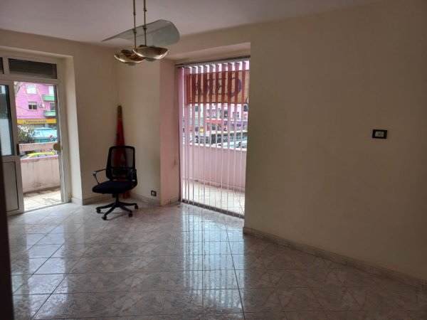 JAPIM ME QIRA APARTAMENT 3+1 TEK 21 DHJETORI  PER ZYRA