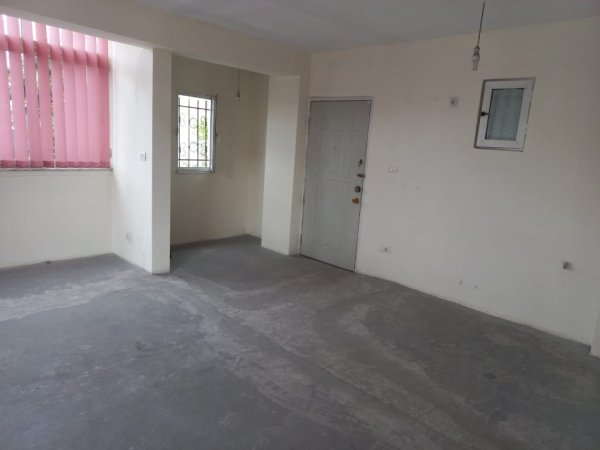 JAPIM ME QIRA APARTAMENT 3+1 TEK 21 DHJETORI  PER ZYRA