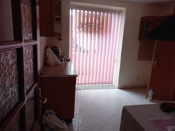 JAPIM ME QIRA APARTAMENT 3+1 TEK 21 DHJETORI  PER ZYRA