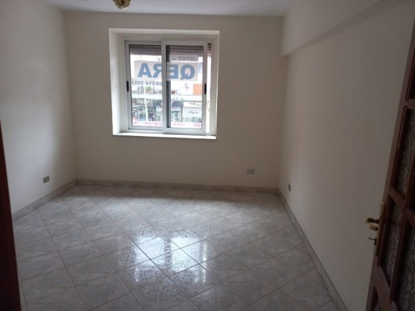 JAPIM ME QIRA APARTAMENT 3+1 TEK 21 DHJETORI  PER ZYRA