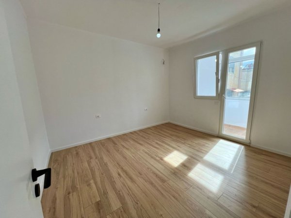 Shitet Apartament 2+1 “Oxhaku”, Tiranë.