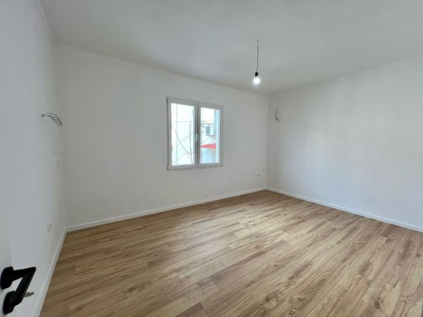 Shitet Apartament 2+1 “Oxhaku”, Tiranë.