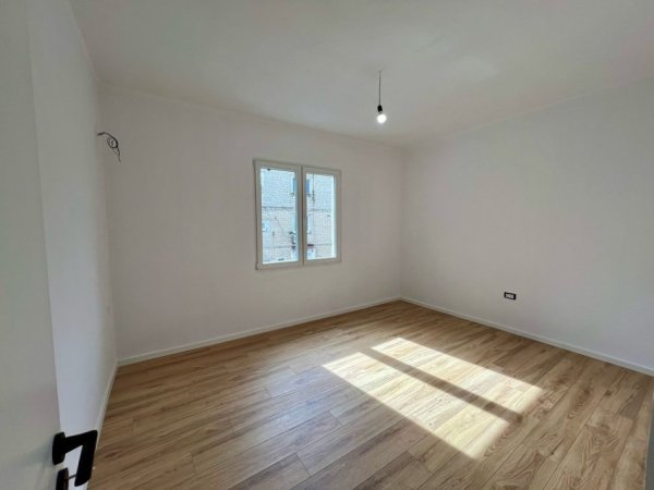 Shitet Apartament 2+1 “Oxhaku”, Tiranë.