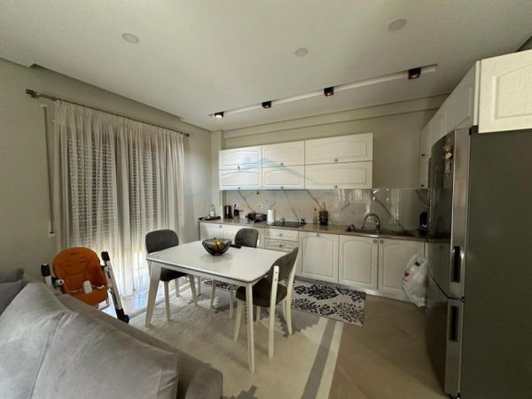 Shitet, Apartament 2+1+2, ne Green City Residence, pranë Unazës